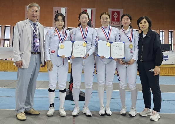 7일 충북 제천체육관에서 열린 '제63회 전국남녀종별펜싱선수권대회' 여자일반부 에페 단체전 결승에서 우승을 차지한 화성시청 선수들이 기념사진을 찍고 있다. (사진=화성시청 펜싱팀 제공)
