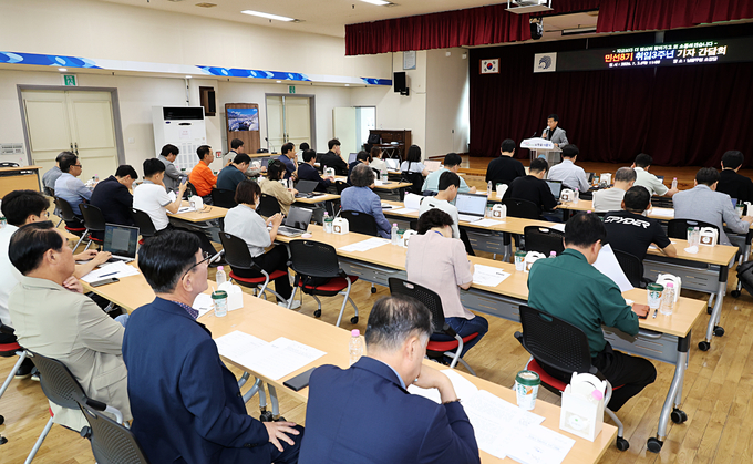 박종효 남동구청장이 지난 3일 구청 7층 소강당에서 민선 8기 정책 성과에 대해 설명하고 있다. ( 사진 = 남동구 제공 )