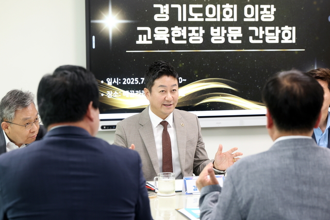 김진경 경기도의회 의장이 7일 시흥 배곧 라라중에서 학부모, 교사, 경기도교육청 관계자 등과 간담회를 갖고 교육 현안을 논의하고 있다. (사진=경기도의회 제공)