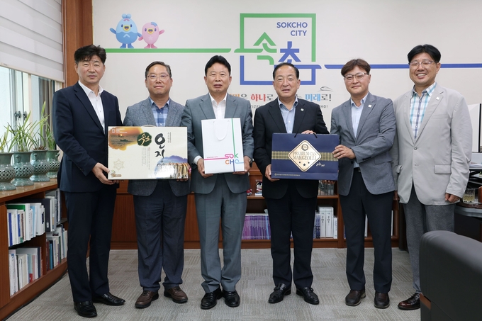 서태원 가평군수(왼쪽 세번째)와 이병선 속초시장(사진 왼쪽 네번째) 등이 각 지자체 특산품을 교환하고 있다. (사진=가평군 제공)