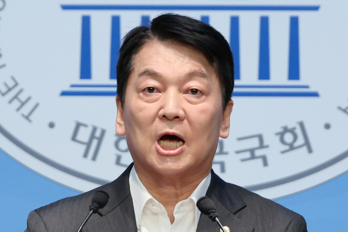 국민의힘 혁신위원장에 내정됐던 안철수(성남분당갑) 의원이 7일 국회 소통관에서 혁신위원장을 사퇴하고 전당대회 당대표 출마 의사를 밝히는 기자회견을 하고 있다. (사진=연합뉴스)