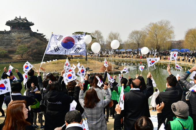 지난 2019년 3·1운동 100주년 기념 시민문화제에서 수원시민들이 방화수류정에서의 만세운동을 재현하고 있다. (사진=수원시 제공)