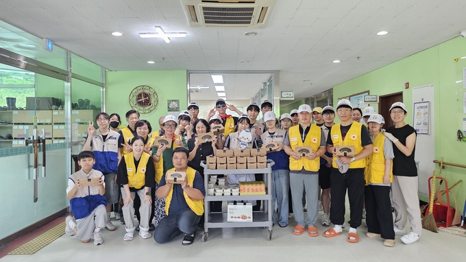 치킨 전달 봉사활동 후 대한적십자사 경기도지사 RCY 동문회, 대학 RCY 회원들이 함께하고 있다. (사진=대한적십자사 경기도지사 제공)
