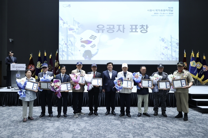 서울대학교 시흥캠퍼스 컨벤션센터에서 8일 열린 ‘제2회 시흥시 국가유공자의 날 기념행사’에서 임병택 시흥시장과 국가유공자들이 기념촬영을 하고 있다. (사진=시흥시 제공)