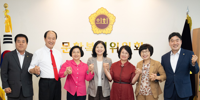 (왼쪽부터) 후반기 문화복지위원회 개원을 맞아 임관만·윤재상·이선옥·유경희·박판순·장성숙·조성환 의원이 기념촬영하고 있다. ( 사진 = 인천시의회 제공 ) 