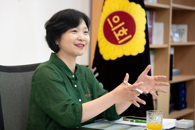 유경희 문화복지위원장이 경기신문과 인터뷰를 진행하고 있다. ( 사진 = 인천시의회 제공 )