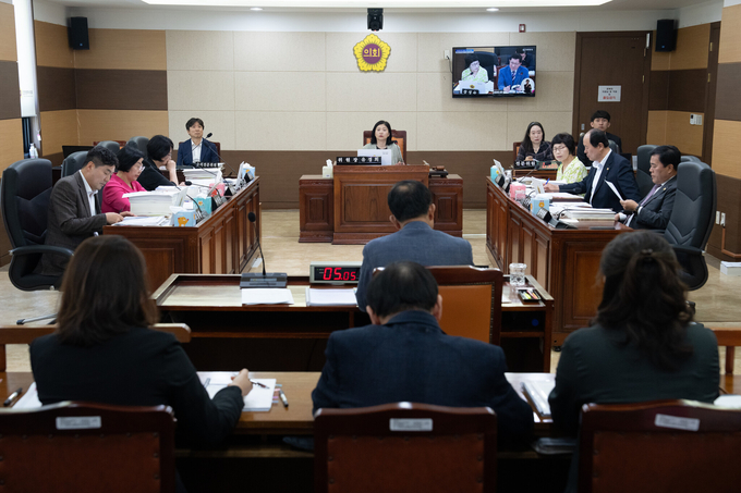 문화복지위원회 회의실에서 제302회 인천시의회 제1차 정례회가 열리고 있다. ( 사진 = 인천시의회 제공 )