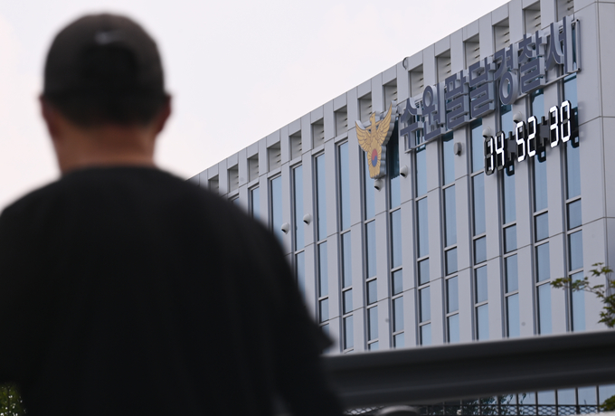  8일 오후 수원시 팔달구 팔달경찰서 앞에서 한 시민이 이동하고 있다. 수원시 네 번째 경찰서인 수원팔달서는 내달 5일부터 업무를 시작한다. (사진=옥지훈 기자)