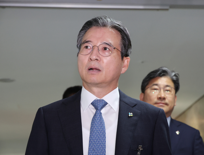 김용범 대통령실 정책실장이 지난달 18일 서울 여의도 국회 의원회관에서 대통령실과 정부, 여당 등이 함께하는 추경안 관련 회의에 참석하기 위해 이동하고 있다. (사진=연합뉴스)