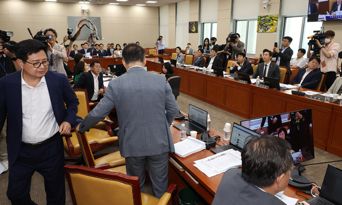 지난 7일 국회 과학기술정보방송통신위원회 전체회의에서 여야 의원들이 방송3법과 관련한 의사진행 발언이 오가던 중 국민의힘 의원들이 의사진행에 항의하며 퇴장하고 있다. (사진=연합뉴스)