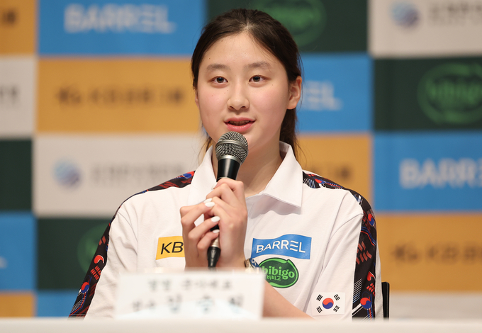 8일 충북 진천 국가대표선수촌 챔피언하우스에서 열린 2025 국제수영연맹(AQUA) 세계선수권대회 수영 국가대표 미디어데이에 참석한 김승원(용인 구성중)이 각오를 말하고 있다. (연합뉴스)