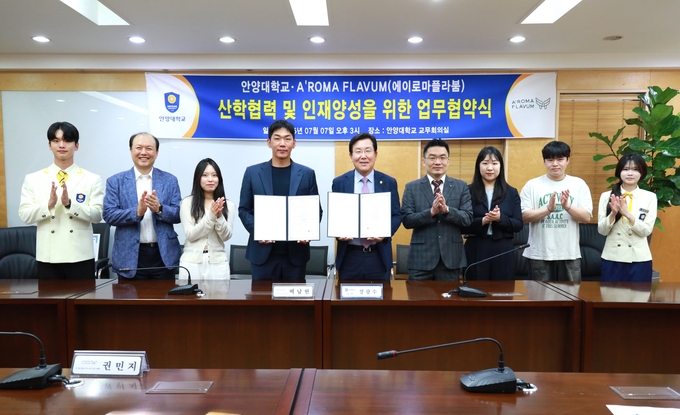장광수(가운데) 안양대 총장과 백남현(왼쪽) 에이로마플라붐 대표가 업무협약을 맺은 뒤 관계자들과 기념촬영을 하고 있다. (사진=안양대 제공)
