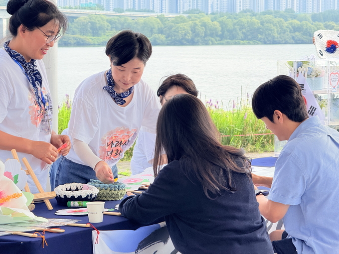 5일 삼패동 한강시민공원에서 시민들이 6·25 관련 체험 부스를 이용하고 있다. (사진=구리남양주지부 제공)