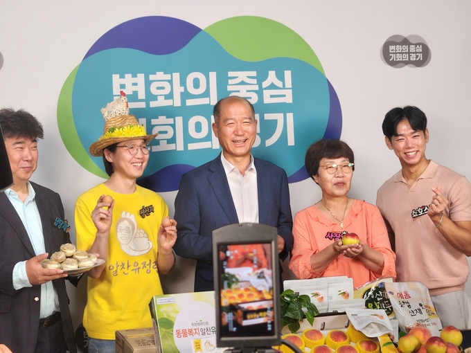 8일 경기도청 스튜디오에서 진행한 경기도농수산진흥원 마켓경기 라이브커머스를 앞두고 최창수 원장, 풍원팜·협동조합 맑은사람들·알찬유정란 관계자들과 쇼호스트가 기념촬영을 하고 있다. (사진=이유림 기자)