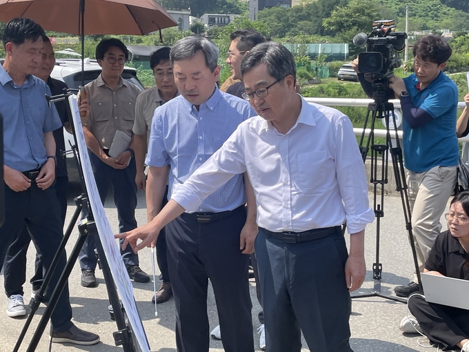 김동연 경기도지사가 8일 양평군 양서면 서울~양평 고속도로 공사 현장을 찾아 현안을 보고받고 있다. (사진=김우민 기자) 