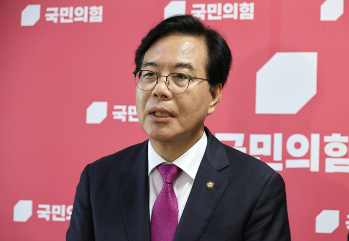 송언석 국민의힘 비상대책위원장 겸 원내대표가 8일 국회에서 윤상현 의원실 압수수색 등과 관련해 백브리핑을 통해 입장을 밝히고 있다. (사진=연합뉴스)