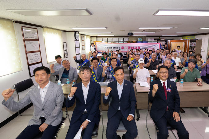 8일 미추홀구 신기시장을 찾은 김대중 건설교통위원장과 황효진 시 글로벌도시정무부시장 등이 상인들과 기념촬영을 하고 있다. ( 사진 = 인천시의회 제공 )