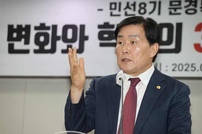 문경복 옹진군수가 민선 8기 그동안의 성과를 되돌아보고 남은 1년 계획을 설명하고 있다. ( 사진 = 옹진군 제공 )