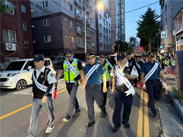 경찰청 인천미추홀경찰서장과 관계자들이 야간 순찰을 돌고 있다. ( 사진 = 미추홀경찰서 제공 )