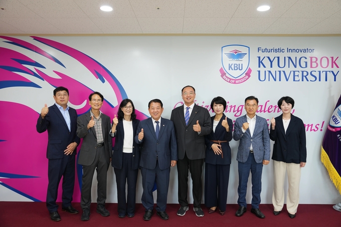 김병주 의원이 경복대학교를 방문, 전지용 총장 등 관계자들과 기념촬영을 하고 있다. (사진=경복대학교 제공)