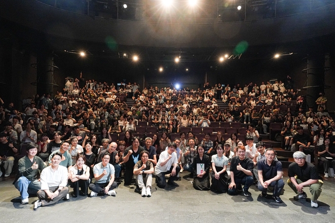 ‘제33회 젊은 연극제’ 폐막식 후 참가자들이 회이팅을 외치고 있다. (사진=대경대학교 제공)