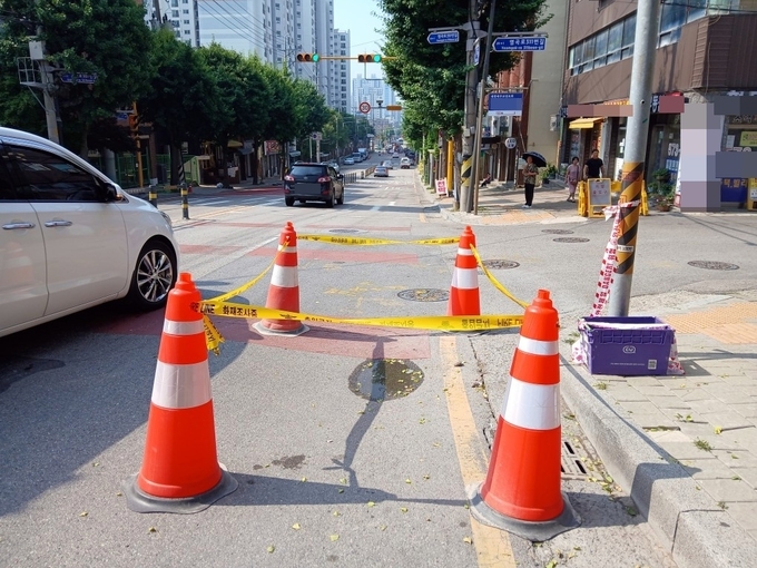도로 일부가 내려앉은 석남동 염곡로 311번길 2. ( 사진 = 연합뉴스 제공 )