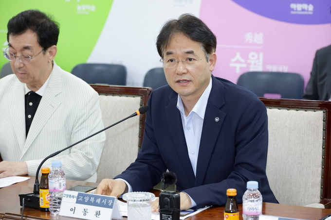 이동환 시장이 국내 최초 공유형 ESS도입 업무협약을 체결한 뒤 인사말을 하고 있다. (사진=고양시 제공)<br>

