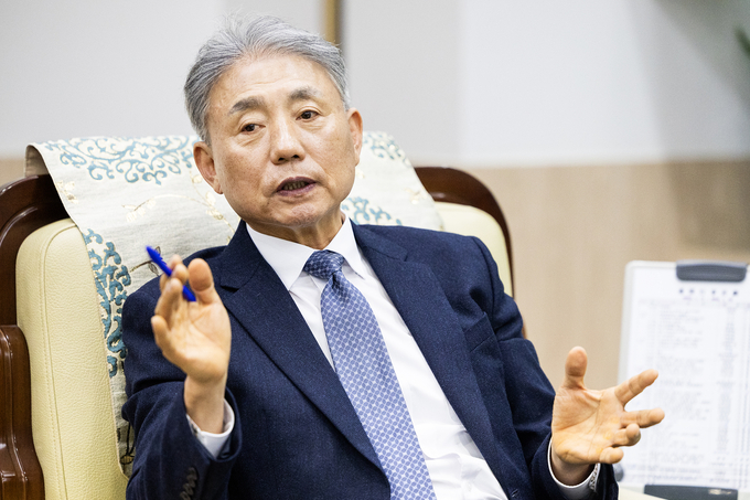 윤환 계양구청장이 민선 8기 앞으로의 중점 구정 방향에 대해 설명하고 있다. ( 사진 = 계양구 제공 )