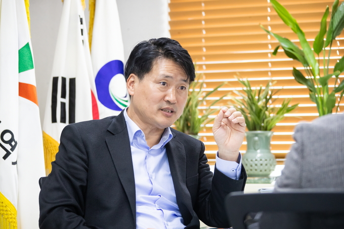 강범석 구청장이 민선8기 출범 3주년 기자간담회에서 그동안의 성과를 되돌아보고 남은 1년 구정운영 방향을 설명하고 있다. ( 사진 = 서구 제공 )