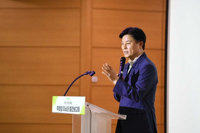 ‘부천 에코 리빙랩’ 중간보고회에서 인사말을 전하고 있는 조용익 부천시장 (사진=부천시 제공)