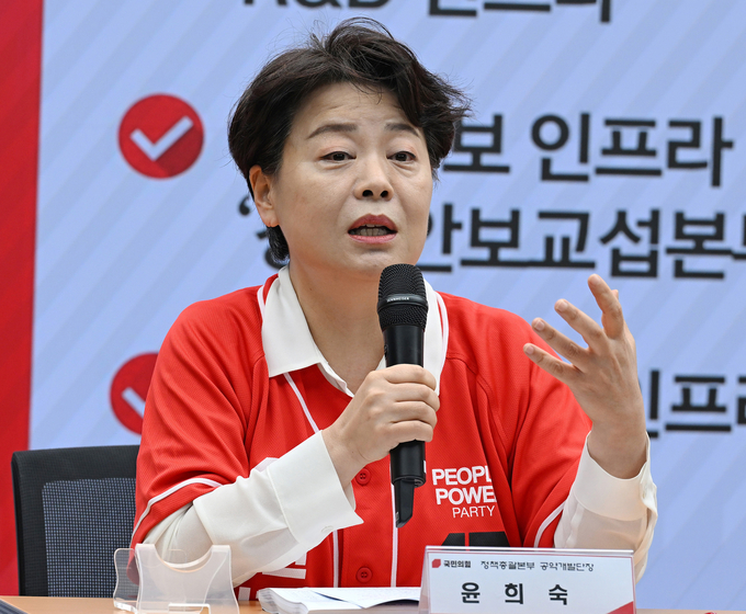 국민의힘 혁신위원장에 임명된 윤희숙 여의도연구원장이 지난 21대 대선 때인 5월 18일 김문수 후보 정책총괄본부 공약개발단장으로 경제 공약 발표 후 취재진의 질문에 답변하고 있다. (사진=연합뉴스)