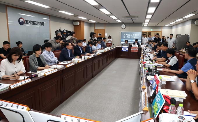  지난 8일 정부세종청사 최저임금위원회에서 열린 최저임금위원회 제10차 전원회의. (사진=연합뉴스)
