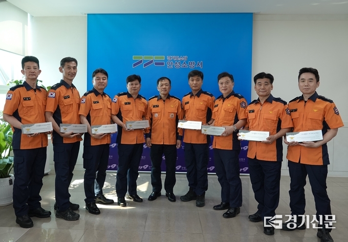 (좌)소방경 박영근, 소방경 이정근, 소방경 류재천, 소방령 윤수강, 신인철 안성소방서장, 소방령 구범석, 소방경 이영돈, 소방경 정송채, 소방경 허재식. (사진=안성소방서 제공)