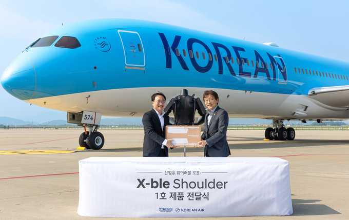 현대차∙기아 로보틱스랩 현동진 상무(왼쪽)와 대한항공 항공우주사업본부 정현보 상무(오른쪽) 가 엑스블 숄더 1호 전달식 후 기념사진을 촬영하는 모습 (사진=현대차 제공)
