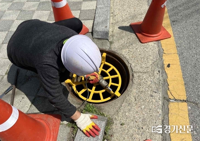 맨홀 추락방지시설 설치 작업 모습. (사진=안성시 제공)