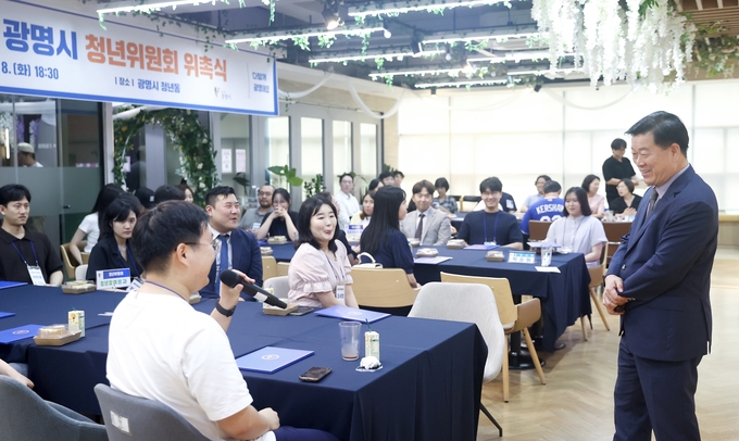 박승원 광명시장이 지난 8일 오후 청년동에서 열린 '제4기 광명시 청년위원회' 위촉식에 참석해 청년위원과 소통하고 있다. (사진=광명시 제공).