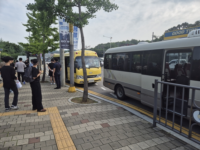 인천 아시아드주경기장역 인근에서 근무지로 떠나기 위해 차량 탑승을 대기하는 사람들. ( 사진 = 이현도 기자 )