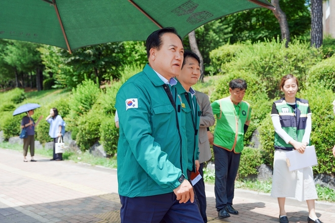 이권재 오산시장이 폭염 대응시설을 직접 점검에 나서며 시민 모두 안전하게 여름을 보낼 수 있도록 현장을 챙길 것이라고 밝혔다. (사진=오산시 제공)