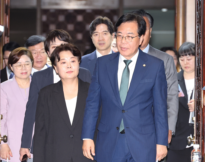 송언석 국민의힘 비상대책위원장 겸 원내대표와 윤희숙 신임 혁신위원장이 9일 서울 여의도 국회에서 열린 의원총회에 입장하고 있다. (사진=연합뉴스)