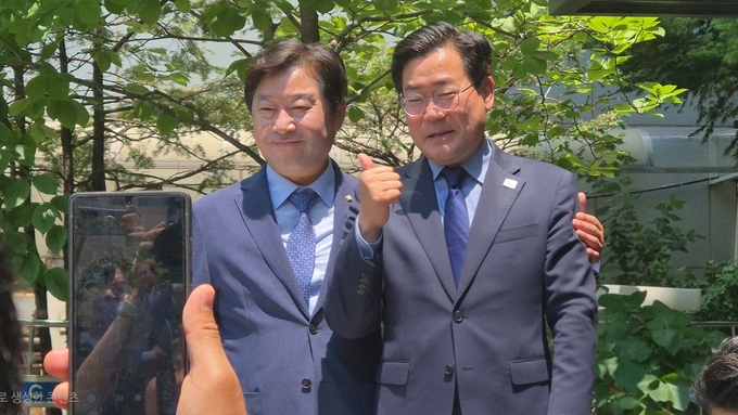 박찬대(오른쪽) 더불어민주당 의원이 지난달 23일 당대표 선거 출마 선언을 마친 뒤 서울 여의도 민주당 중앙당사 앞에서 황명선 의원과 기념사진을 찍고 있다. (사진=김한별 기자)