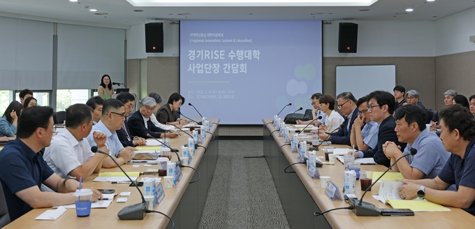 경과원이 9일 경기R&DB센터에서 ‘RISE 수행대학 사업단장 간담회’를 갖고 대학의 현장 목소리를 청취하고 있다. (사진=경과원 제공)