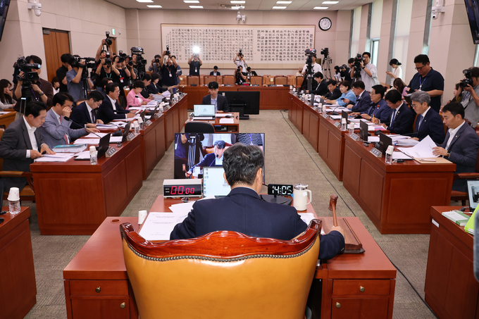 9일 국회 법제사법위원회에서 열린 전체회의에서 정성호 법무부 장관 후보자, 오영준 헌법재판소 재판관 후보자에 대한 인사청문회 관련 안건이 통과되고 있다. (사진=연합뉴스)
