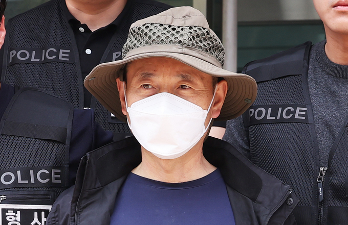  둔기와 흉기로 2명을 살해하고 2명을 다치게 한 '시흥 살인사건'의 피의자 중국동포 차철남(56)이 27일 경기도 시흥경찰서에서 검찰로 송치되고 있다. (사진=연합뉴스)
