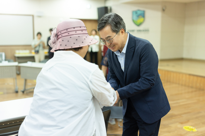 김동연 경기도지사가 9일 파주시 캠프그리브스 DMZ체험관에서 대성동 마을 주민과 만나 인사를 나누고 있다. (사진=경기도 제공)