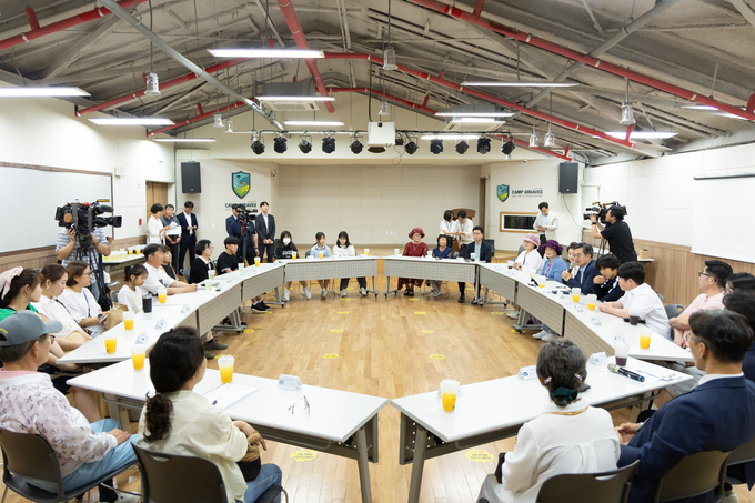 김동연 경기도지사가 9일 파주시 캠프그리브스 DMZ체험관에서 대성동 마을 주민들과 만나 이야기를 나누고 있다. (사진=경기도 제공)