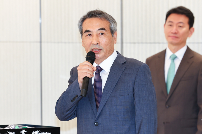  김건희 여사와 관련한 각종 의혹 사건을 수사하는 민중기 특별검사가 2일 서울 종로구 KT광화문빌딩에 마련된 사무실 앞에서 현판 제막을 한 뒤 발언하고 있다. (사진=연합뉴스)