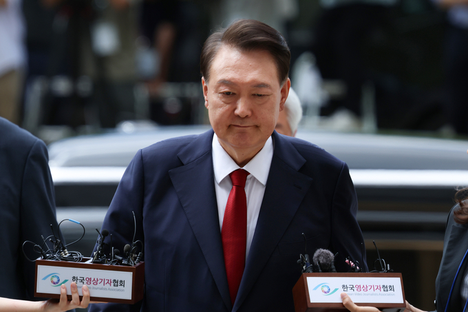  윤석열 전 대통령이 9일 서울 서초구 서울중앙지법에서 열린 영장실질심사에 취재진의 질문을 받으며 출석하고 있다. (사진=연합뉴스)