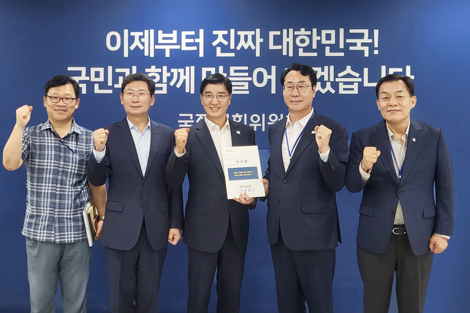 9일 '특례시 지원에 관한 특별법 제정 촉구 건의문' 전달 후 이재준 수원시장(오른쪽부터), 정명근 화성시장, 국정기획위원회 이해식 정치행정분과장, 이상일 용인시장, 행정안전부 나채목 자치분권지원과장이 함께하고 있다. (사진=수원시 제공)
