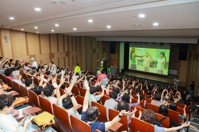 관람객들이 치매 인식개선 영화 '오! 문희' 상영 전 치매체조 따라하기를 하고 있다. (사진=군포시 제공)