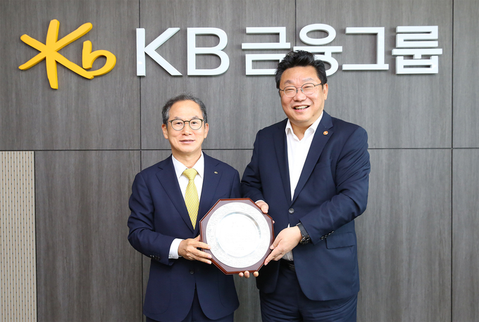 양종희 KB금융그룹 회장(왼쪽)이 주형환 저출생고령사회위원회 부위원장과 지난 9일 여의도 KB국민은행 신관에서 기념촬영을 하고 있다. (사진=KB금융그룹 제공) 